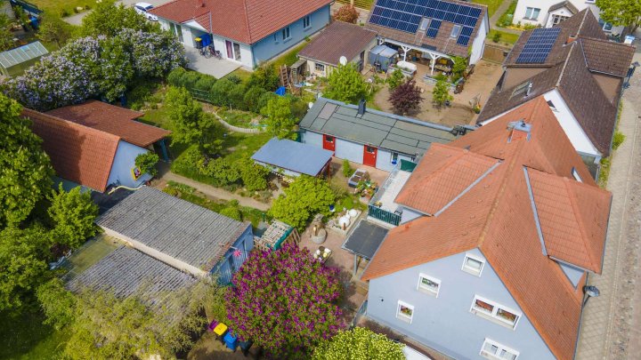 Einfamilienhaus mit Ferienhaus und grünem Garten in Garz