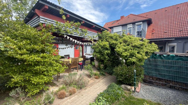 Einfamilienhaus mit Ferienhaus und grünem Garten in Garz