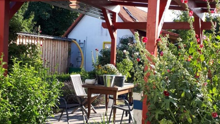 Einfamilienhaus mit Ferienhaus und grünem Garten in Garz