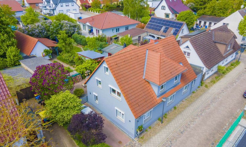 Einfamilienhaus mit Ferienhaus und grünem Garten in Garz