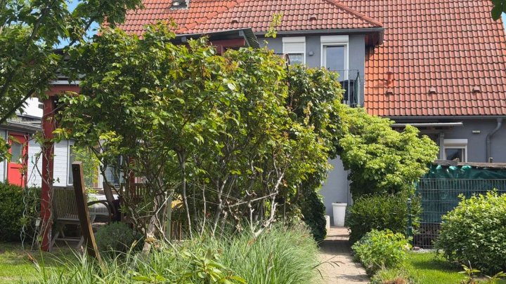 Einfamilienhaus mit Ferienhaus und grünem Garten in Garz