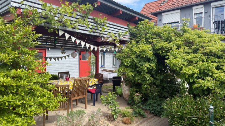 Einfamilienhaus mit Ferienhaus und grünem Garten in Garz