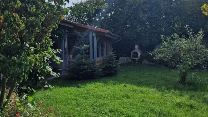 Einfamilienhaus mit Ferienhaus und grünem Garten in Garz