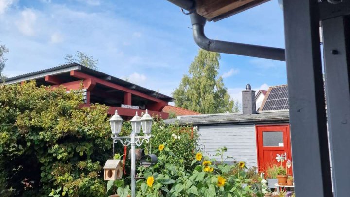 Einfamilienhaus mit Ferienhaus und grünem Garten in Garz