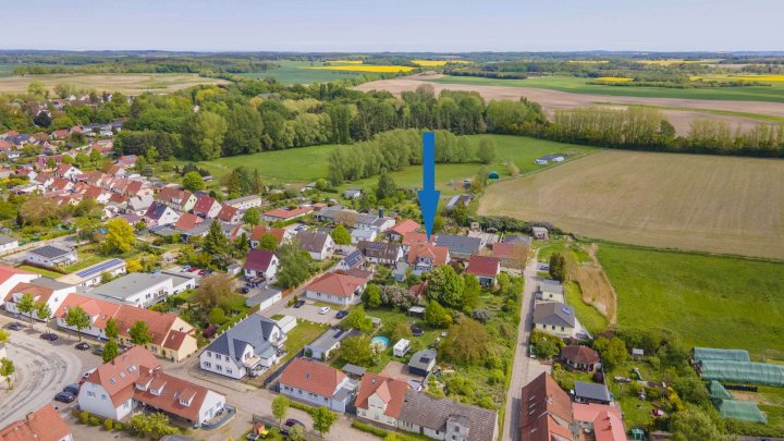 Einfamilienhaus mit Ferienhaus und grünem Garten in Garz