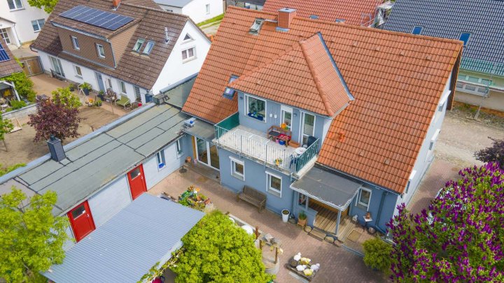 Einfamilienhaus mit Ferienhaus und grünem Garten in Garz