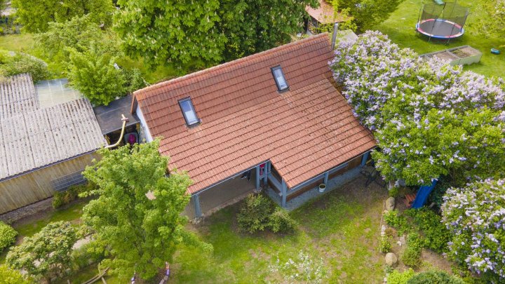 Einfamilienhaus mit Ferienhaus und grünem Garten in Garz