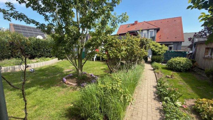 Einfamilienhaus mit Ferienhaus und grünem Garten in Garz