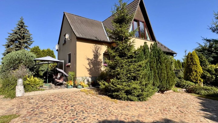 Zweifamilienhaus mit großem Grundstück in Alleinlage