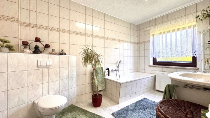 Zweifamilienhaus mit großem Grundstück in Alleinlage