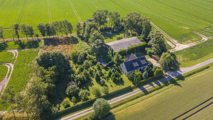 Zweifamilienhaus mit großem Grundstück in Alleinlage