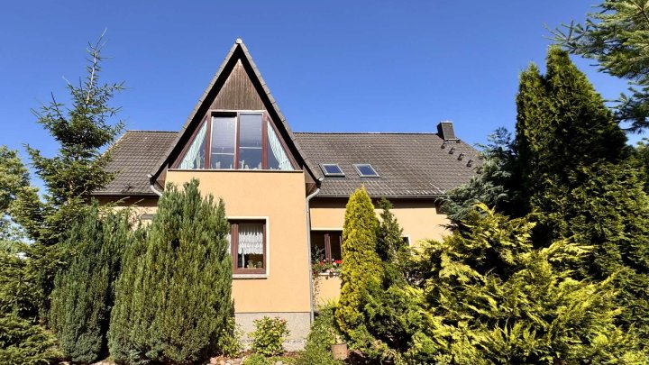 Zweifamilienhaus mit großem Grundstück in Alleinlage