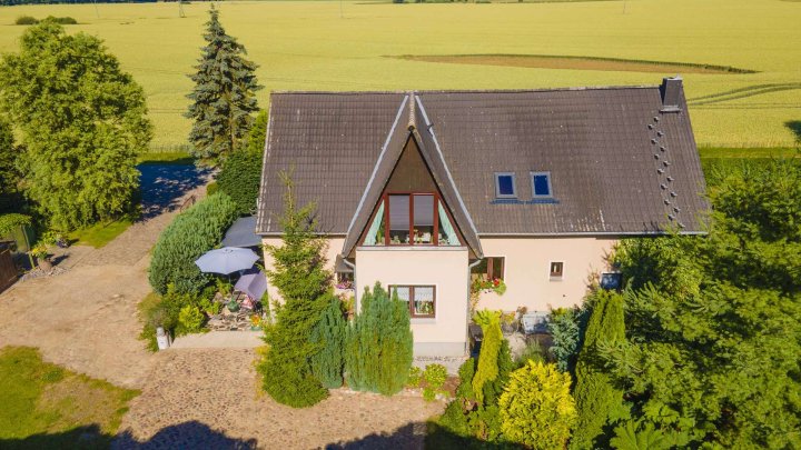 Zweifamilienhaus mit großem Grundstück in Alleinlage