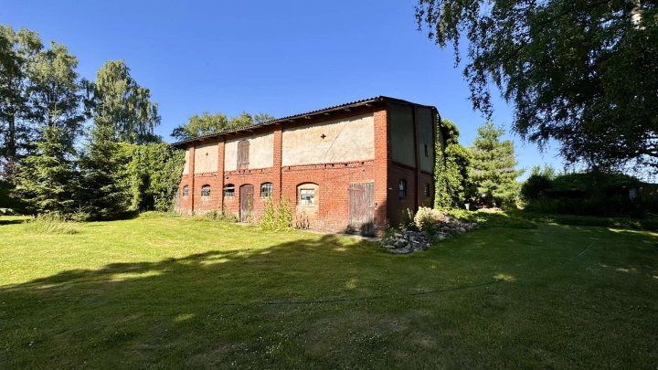 Zweifamilienhaus mit großem Grundstück in Alleinlage