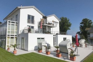 Hausansicht mit großer Terrasse