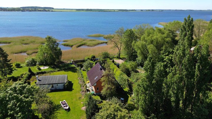 Ihr Rückzugsort am Wasser – Idyllisches Ferienhaus mit Blick auf den Großen Jasmunder Bodden