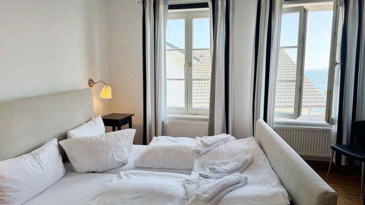 Stilvolles Appartementhaus mit 11 Ferienwohnungen an der Uferpromenade der Altstadt von Sassnitz