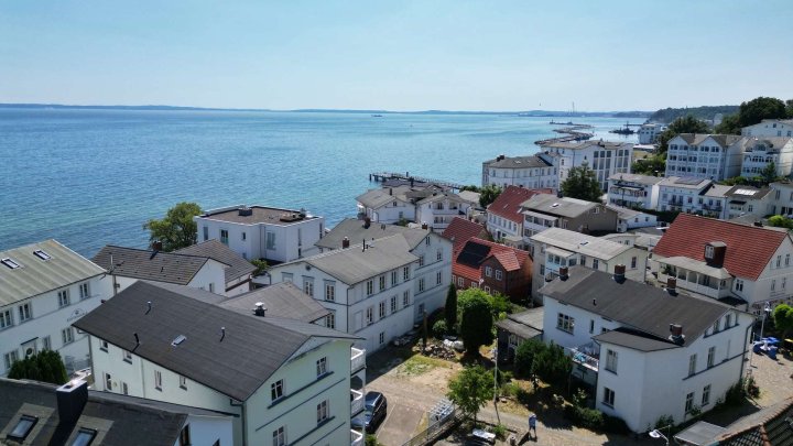 Stilvolles Appartementhaus mit 11 Ferienwohnungen an der Uferpromenade der Altstadt von Sassnitz